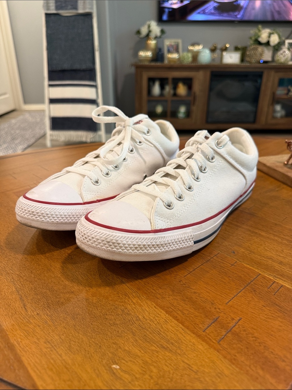 Classic Converse White Low-Top Canvas Sneakers with Red Accent - Men